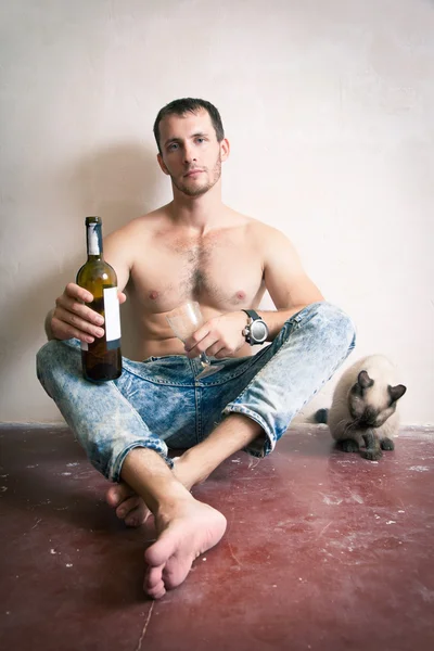 Hombre con una botella de vino en la mano — Foto de Stock