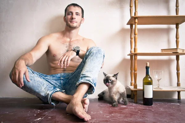 Hombre con una botella de vino en la mano —  Fotos de Stock