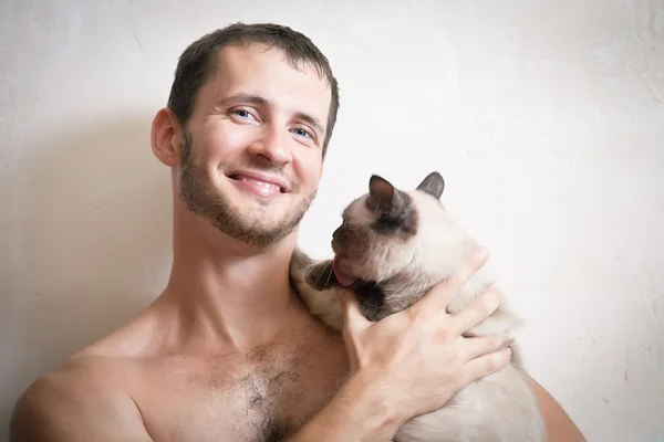 Retrato de un hombre atractivo con su gato —  Fotos de Stock