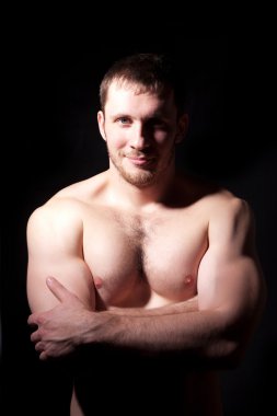 gömleksiz yakışıklı bir adam portresi