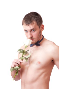 Bir gül ile poz çekici kaslı adam