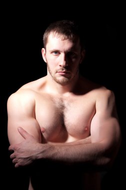 gömleksiz yakışıklı bir adam portresi