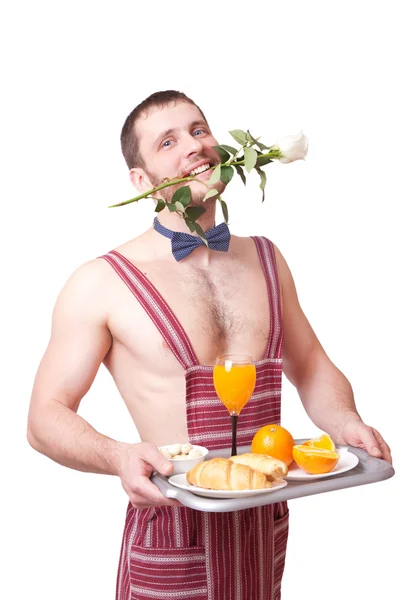 Sevimli genç adam elinde bir tepsi yiyecek