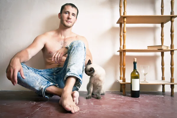 Hombre con una botella de vino y gato —  Fotos de Stock