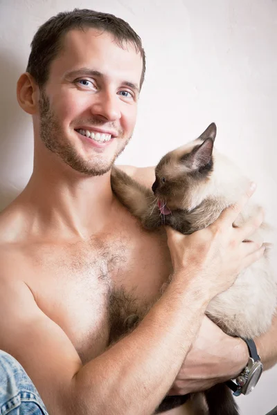 Портрет привлекательного мужчины со своей кошкой — стоковое фото