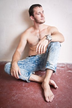 Katta oturan düşünceli çekici adam