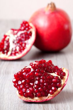 Bir tabloda dilimlenmiş nar kapatın