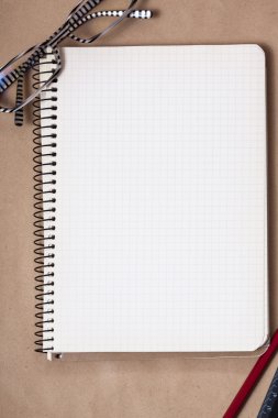 Okuma gözlükleri, not defteri ve kalem