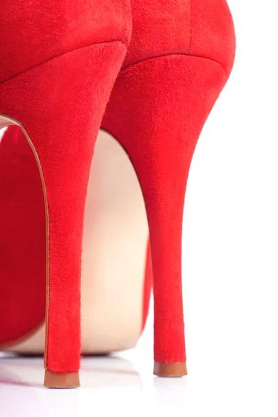 Красная обувь на высоких каблуках крупным планом — стоковое фото