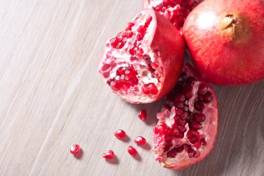 Bir tabloda dilimlenmiş nar kapatın