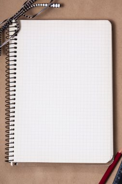 Okuma gözlükleri, not defteri ve kalem