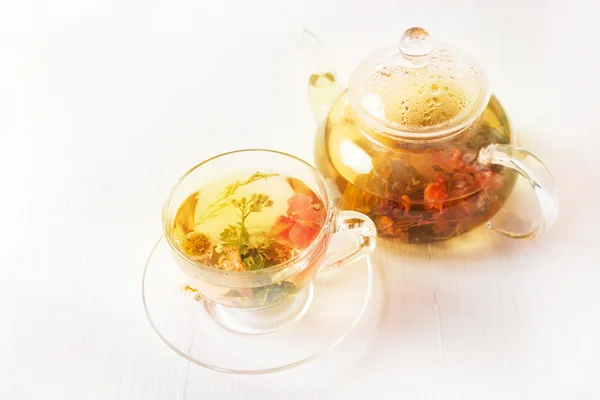 Teekanne und Tasse mit Tee — Stockfoto