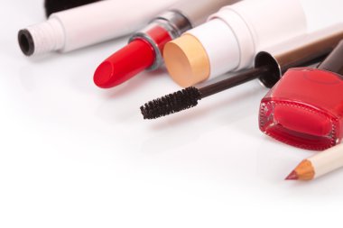 Beyaz bir arka plan üzerinde kozmetik makyaj 