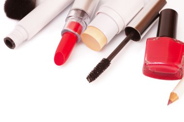 Beyaz bir arka plan üzerinde kozmetik makyaj 