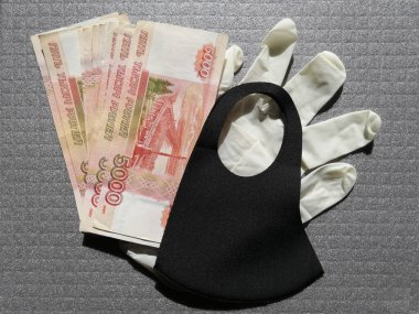 Beş bin ruble değerinde Rus parası, siyah koruyucu maske ve tıbbi lastik eldivenler. Koronavirüs, salgın
