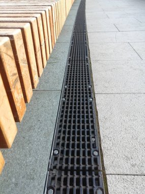 Çimlerin bahçesindeki su kanallarının demir ızgarası.