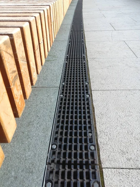 Çimlerin bahçesindeki su kanallarının demir ızgarası.