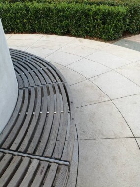 Parkta yuvarlak bir bank.