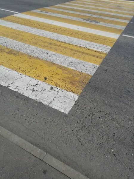 Пешеходный переход. желтые и белые полосы на асфальте — стоковое фото