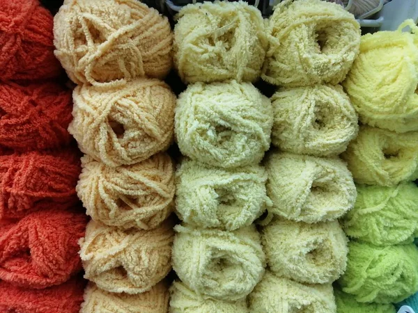 Fios coloridos em uma prateleira em uma loja. fios de cores diferentes para tricotar roupas. hobby — Fotografia de Stock