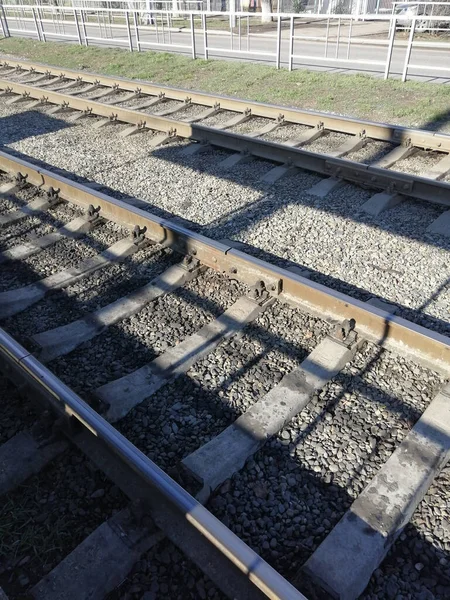 Raylar, tramvay, şehir manzarası. Tramvay yolu kapalı.. — Stok fotoğraf