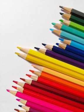 beyaz arkaplanda çok renkli kalemler