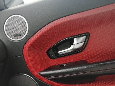 Range Rover Evoque. Araba kapısı. Aracın içi. Araba kapısı hoparlörü. İçi kırmızı deri..
