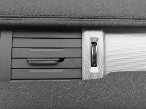 Range Rover Evoque. Car interior - modern dashboard. Detail of the car interior — Foto de Stock