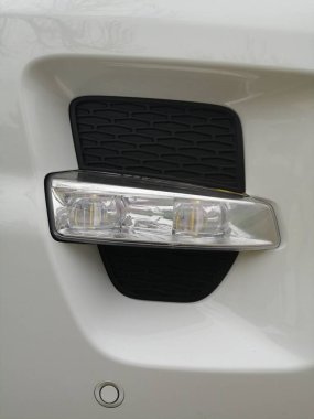 Range Rover Evoque beyazı. Arabanın parçalarını. Farlar. Farı olan güzel ve hızlı bir arabanın ayrıntıları