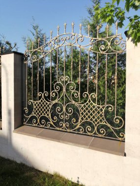 Sokaklarda sahte metal çitler.