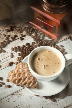 Kahve, kurabiye ve eski retro değirmen değirmeni