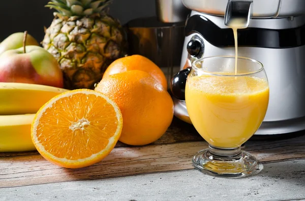 Fresh juice and juicer. Photo on wooden background — Stock Photo, Image