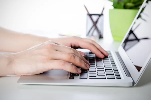 Man aan het werk met moderne laptop in office — Stockfoto