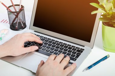 Ofiste modern dizüstü bilgisayar ile çalışan adam