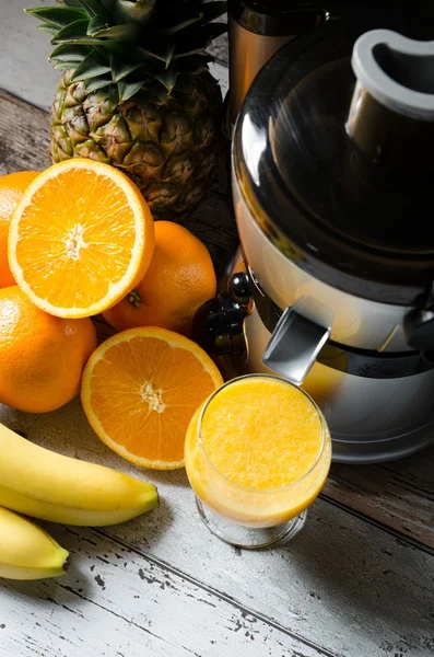 Färsk juice och juicer. Foto på trä bakgrund — Stockfoto