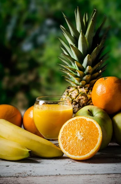 Viel frisches Obst auf Holzgrund — Stockfoto