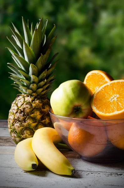 Lote de frutas frescas sobre fondo de madera — Foto de Stock