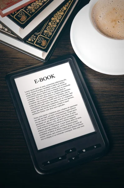 E-boek lezersapparaat op Bureau in bibliotheek — Stockfoto