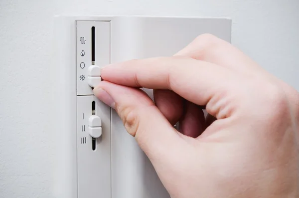 Interruptores de mano termostato de aire acondicionado en la pared — Foto de Stock