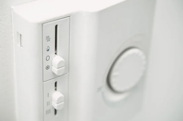 Luftkonditioneringen termostaten på väggen. Närbild Foto — Stockfoto