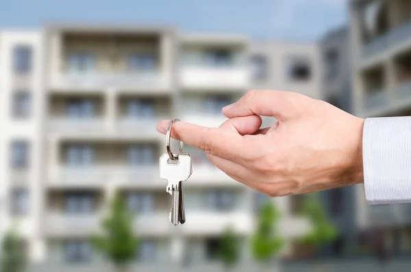 Man hand holding keys to new house — Stock Photo, Image