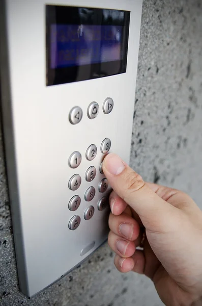 Pulse el botón de dedo en el edificio del intercomunicador numpad —  Fotos de Stock