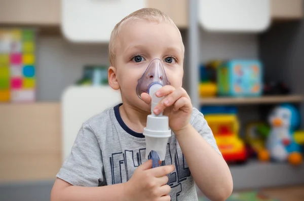 Barn som gör inandning med mask i ansiktet. — Stockfoto