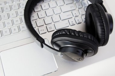 Laptop klavye kablosuz kulaklıktan. Müzik ve oyun kavramı