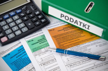 Masa üzerinde Lehçe gelir vergisi formları kapat