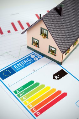 Enerji verimliliği kavramı ev modeli üstünde okul sırası ile