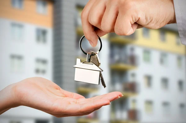 Man gives a woman the keys to a new home — Stock Photo, Image