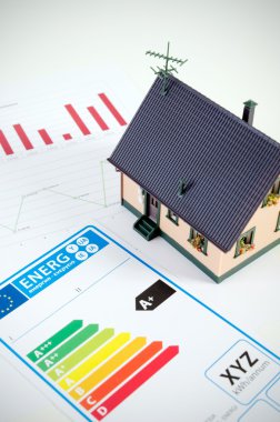 Enerji verimliliği kavramı ev modeli üstünde okul sırası ile