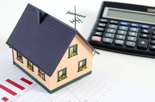 Finanças domésticas ou economia para uma casa — Fotografia de Stock