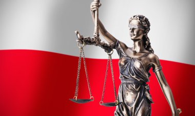 Themis ölçekli, Polonya bayrağı arka plan üzerinde adalet sembolü